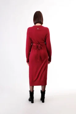 abito in maglia con fusciacca vinaccia