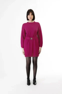 abito in maglia girocollo con cintura magenta
