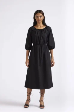 abito lungo con maniche ampie nero