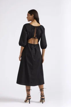 abito lungo con maniche ampie nero