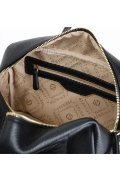 bauletto con tasche e charm in metallo nero