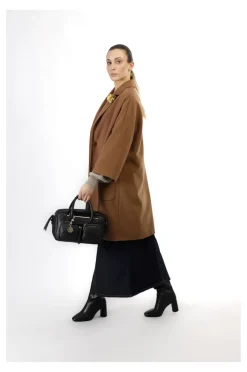 bauletto con tasche e charm in metallo nero