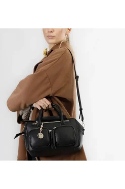 bauletto con tasche e charm in metallo nero