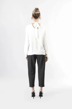 blusa con pieghe davanti e fusciacca al collo burro