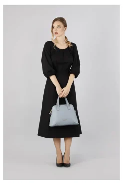 borsa a mano con applicazioni di rivetti cielo