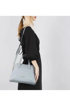 borsa a mano con applicazioni di rivetti cielo