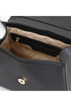 borsa a mano con pattina in saffiano con logo ovale smaltato in tono nero