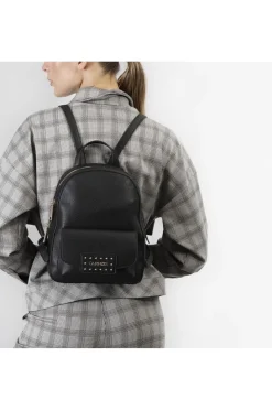 borsa a mano con pattina  in materiale granoso ed effetto suede  sul davanti, ta nero