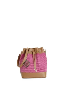 borsa a secchiello in rafia con coulisse con rifiniture in pelle e ciondolo fuxia/cuoio