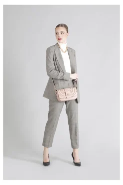 borsa a spalla con borchie e catene cipria