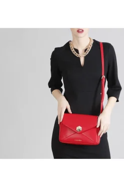 borsa piccola con pattina trapuntata con borchie esagonali rosso