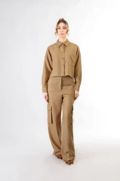 camicia a scatolina con tasche a toppa cammello