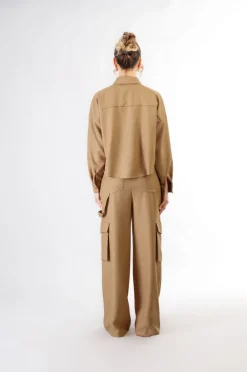 camicia a scatolina con tasche a toppa cammello