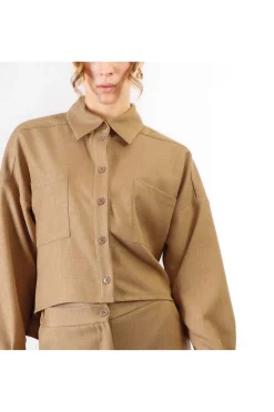 camicia a scatolina con tasche a toppa cammello