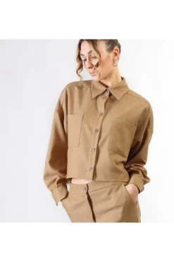 camicia a scatolina con tasche a toppa cammello