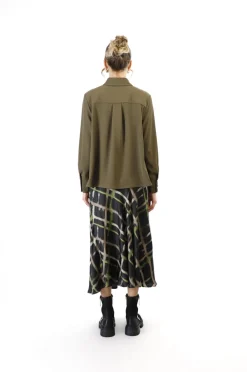 camicia con taschini fango