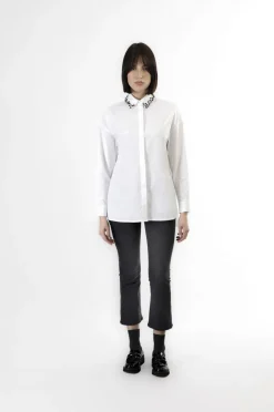 camicia in popeline con colletto ricamato bianco