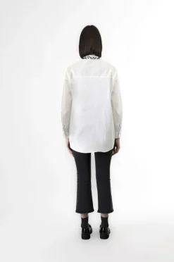 camicia in popeline con colletto ricamato bianco