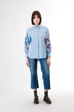camicia in popeline con ricamo pailettes celeste