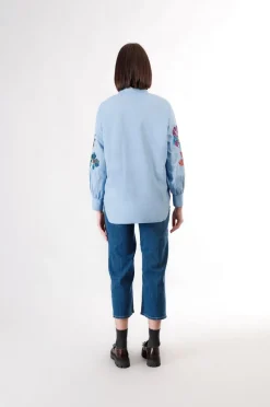 camicia in popeline con ricamo pailettes celeste