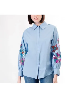 camicia in popeline con ricamo pailettes celeste