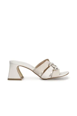 ciabatta in camoscio e nappa con accessorio catena sabbia