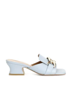 ciabatte in pelle con catena celeste