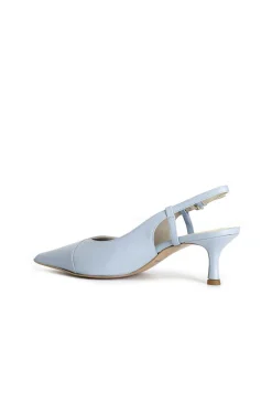 dècollète in pelle aperte dietro cielo