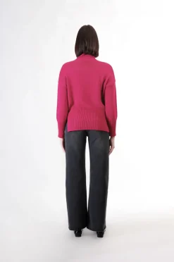 maglia oversize con collo alto magenta