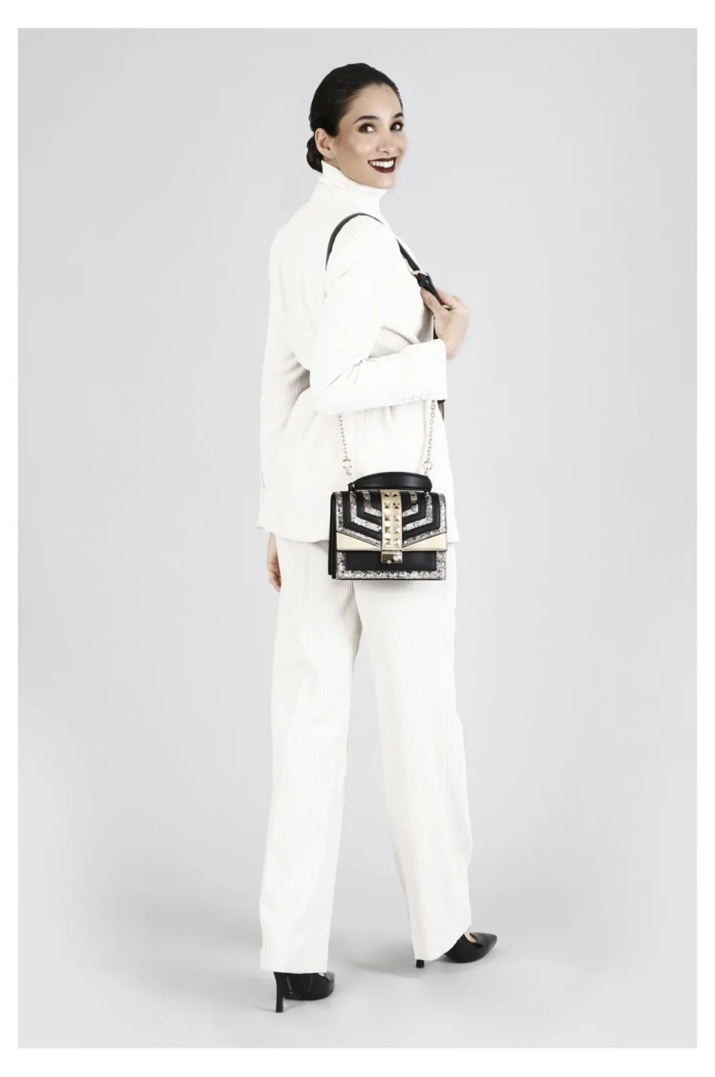 minibag multimariale e stampa pitone con borchie e strass