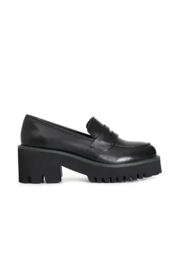 mocassino da donna in pelle con suola nera e guardolo colorato nero/verde