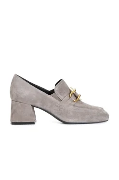 mocassino in camoscio con accessorio e tacco 60 mm taupe