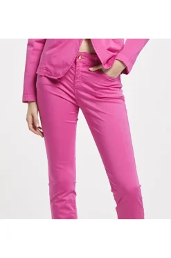 pantaloni slim tinto capo realizzati in tessuto di cotone elasticizzato azalea