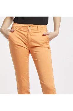 pantaloni slim tinto capo realizzati in tessuto di cotone elasticizzato mango