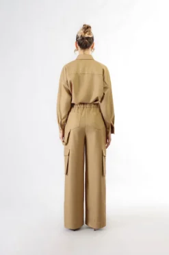 pantaloni wide con tasconi cammello