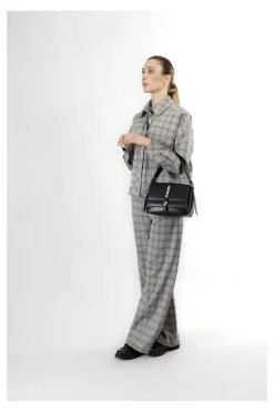 pattina con dettaglio lettering in metallo nero