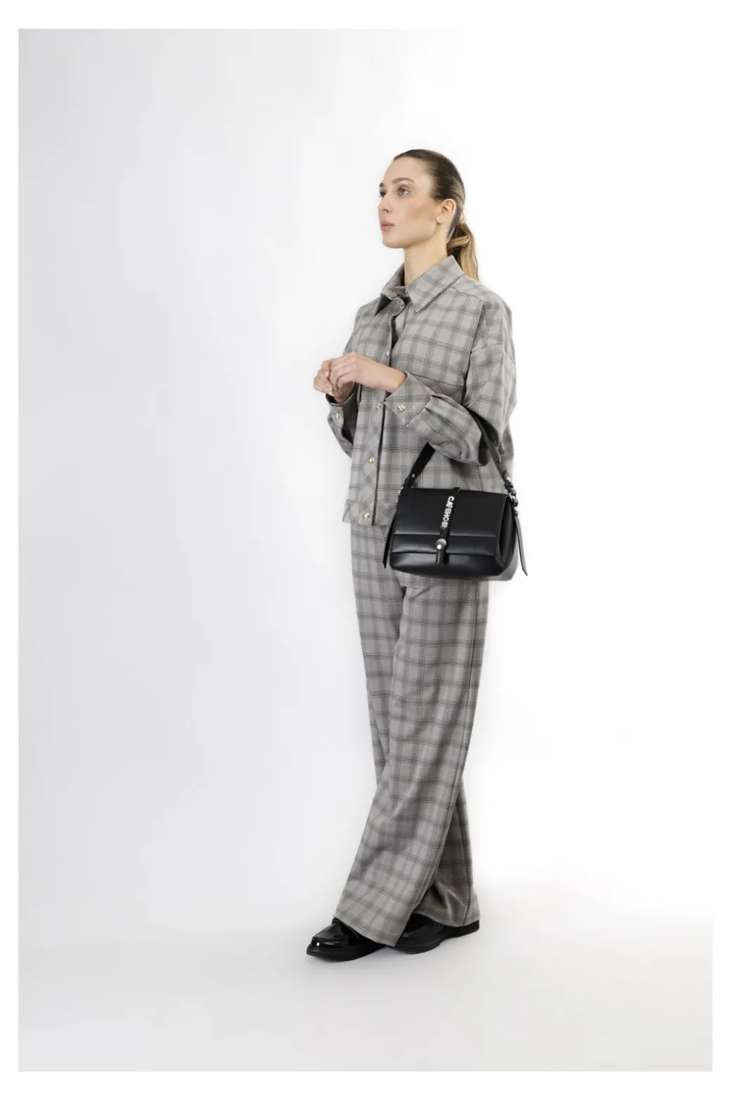 pattina con dettaglio lettering in metallo nero