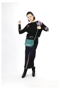 pattina in pelle con tracolla corta, passante con lettering verde