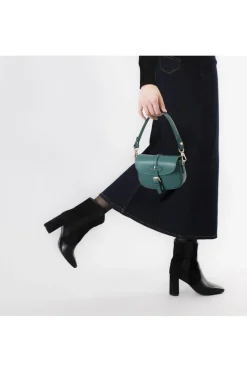 pattina in pelle con tracolla corta, passante con rivetto smaltato e fibbia verde