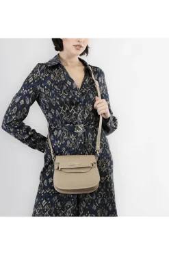 pattina in pelle con tracolla corta, passante con lettering taupe