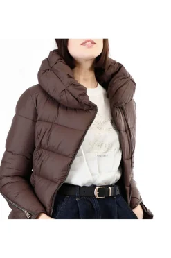 piumino corto collo avvolgente fondente