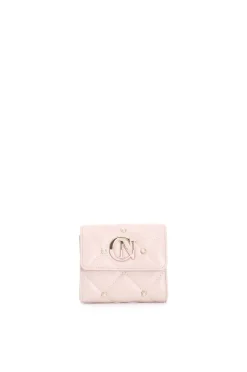 portafoglio con pattina con applicazone di rivetti colorati e logo bicolore cipria