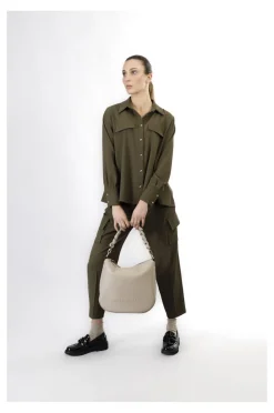 sacca con logo in rilievo e tracolla in catena intrecciata taupe