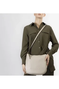 sacca con logo in rilievo e tracolla in catena intrecciata taupe
