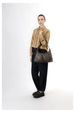 sacca con tasche e charm in metallo fango