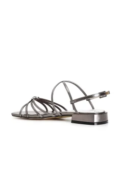 sandali con doppio incrocio effetto laminato con accessorio peltro
