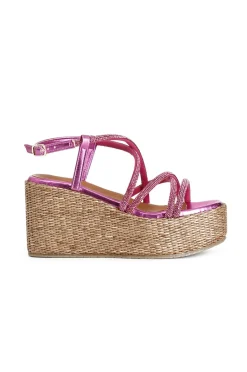 sandali con fasce incrocio strass su zeppa in rafia fuxia