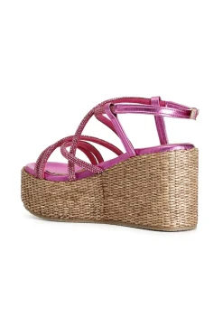 sandali con fasce incrocio strass su zeppa in rafia fuxia