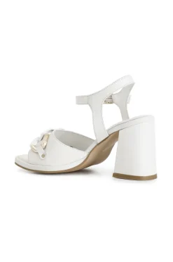 sandali in pelle con accessorio bianco