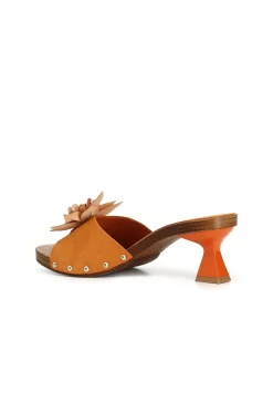 sandali in pelle scamosciata con fascia decorara e fiore in 3d. arancio